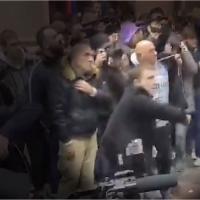 nasilje studenta na protestu opozicije