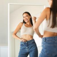 devojka se gleda u ogledalu