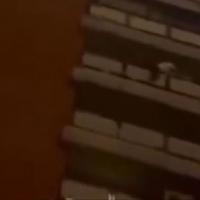 Muškarac visi sa zgrade na Novom Beogradu