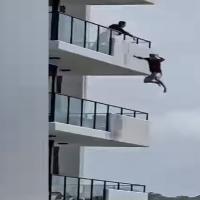 Skok sa zgrade u bazen u Australiji