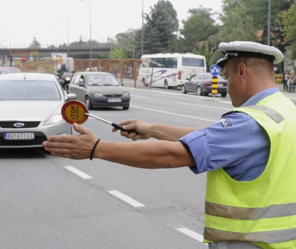 Sa dozvolom za B kategoriju više ne smete da vozite ovo autom pozadi? Zbunjeni vozači u Srbiji plaćaju OGROMNE KAZNE jer nisu primetili promenu zakona