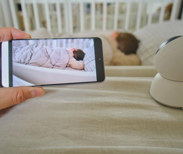 Mislila je da beba mirno spava, a onda je pogledala bejbi monitor: "KRV MI SE SLEDILA!"